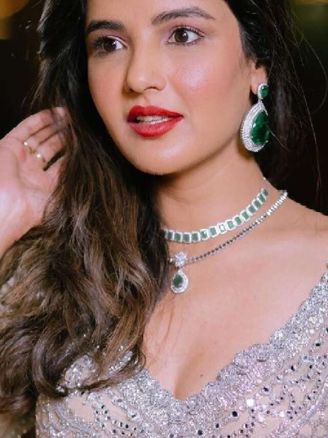 Jasmin Bhasin ने जब कानो की बलियो को किया हाईलाइट